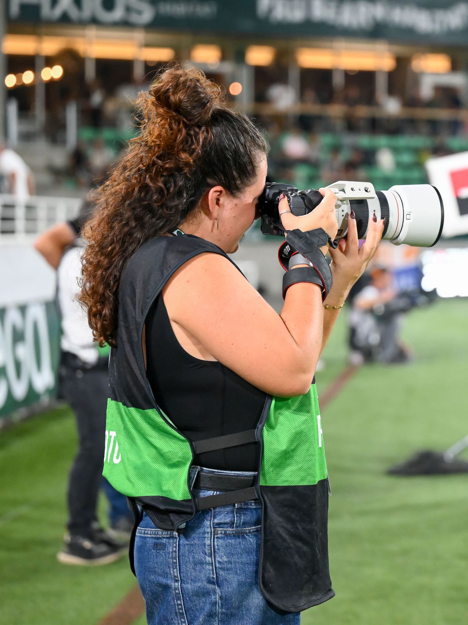 Maëlys debout, appareil à l'œil, lors d'un match de rugby professionnel